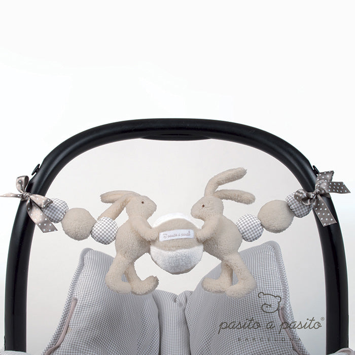 immagine-1-sonaglio-per-passeggino-e-seggiolino-auto-coniglio-beige-toffee-pasito-a-pasito-ean-8410446719480