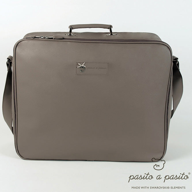 immagine-1-valigia-clinica-pasito-a-pasito-bebe-in-ecopelle-beige-toffee-ean-8410446719640